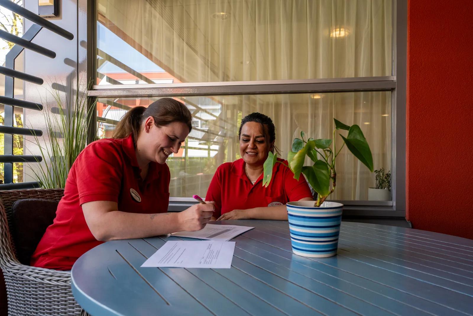 Twee medewerkers van Vitalis