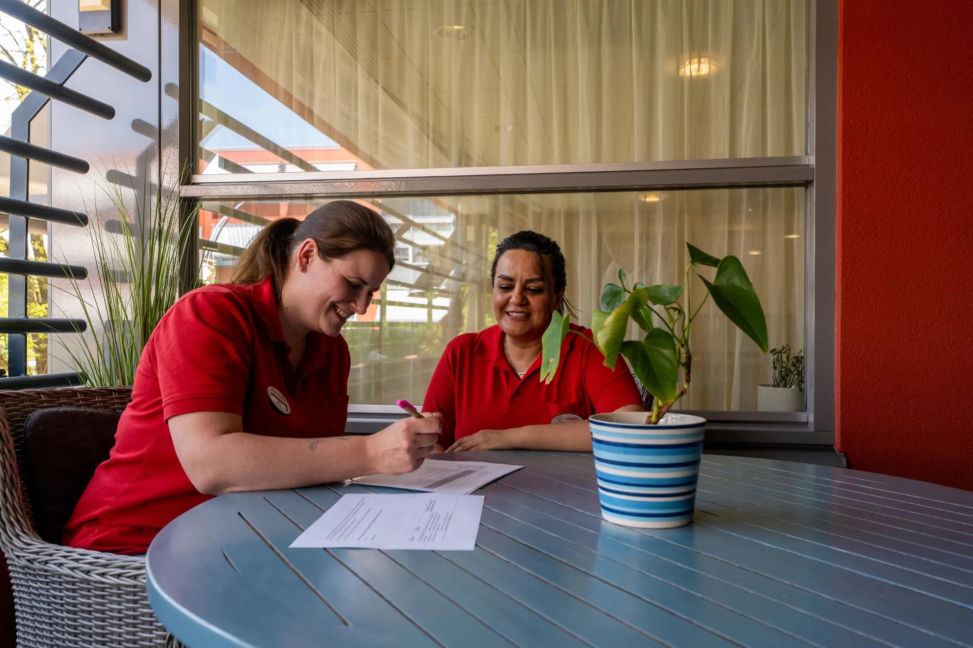 Twee medewerkers van Vitalis