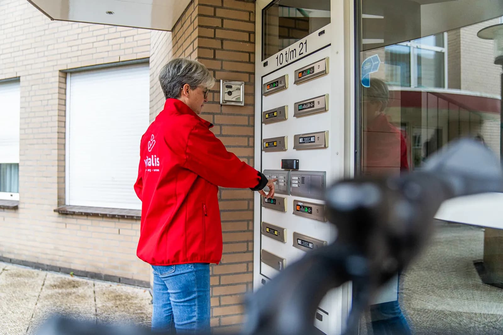 Zorgmedewerker belt aan bij iemand thuis