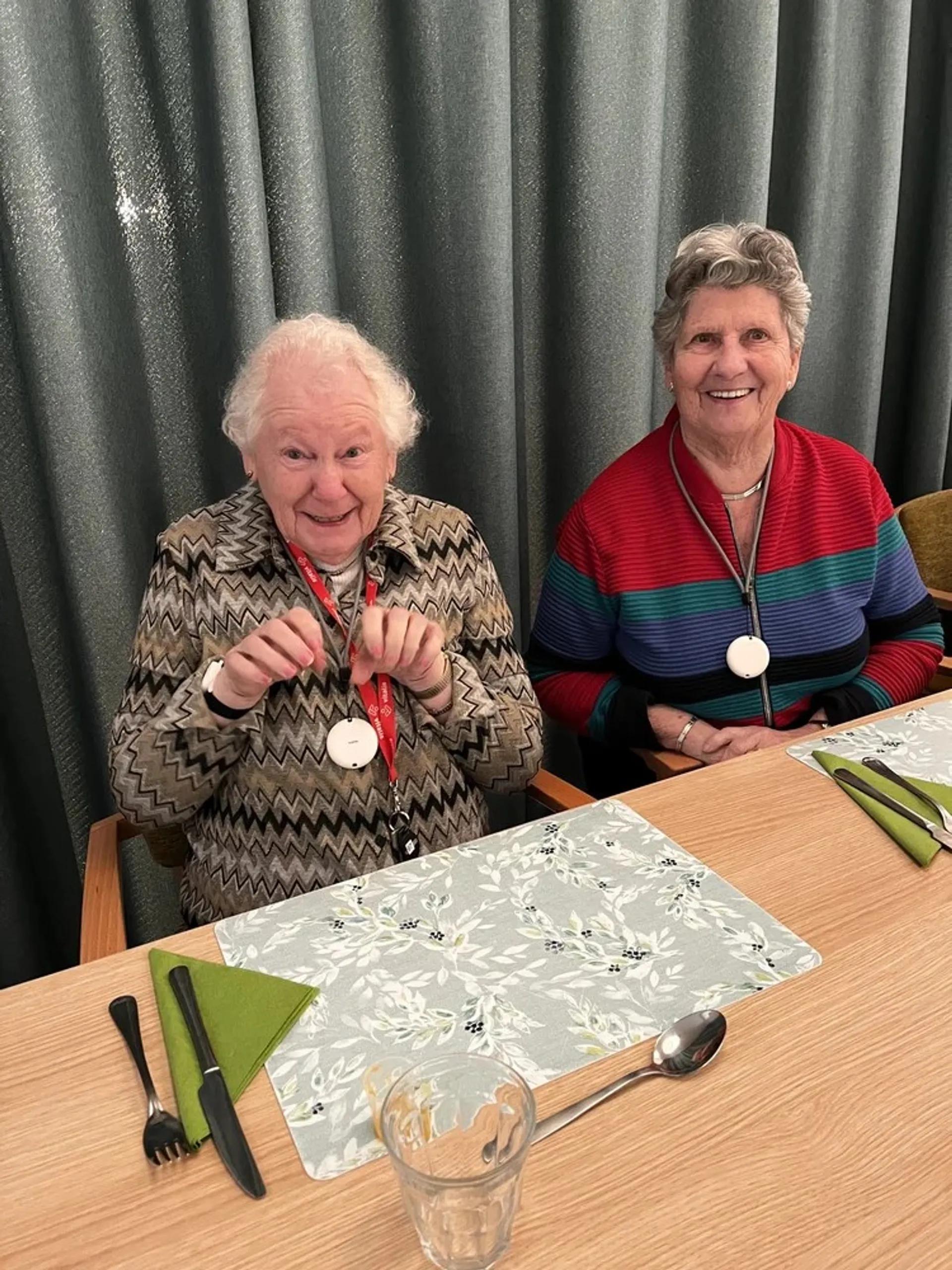 Twee ouderen aan tafel