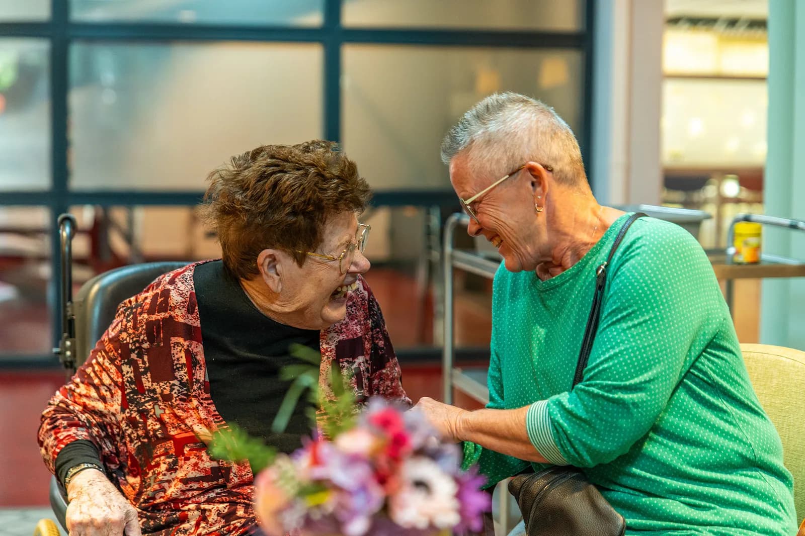 Een medewerker en een oudere