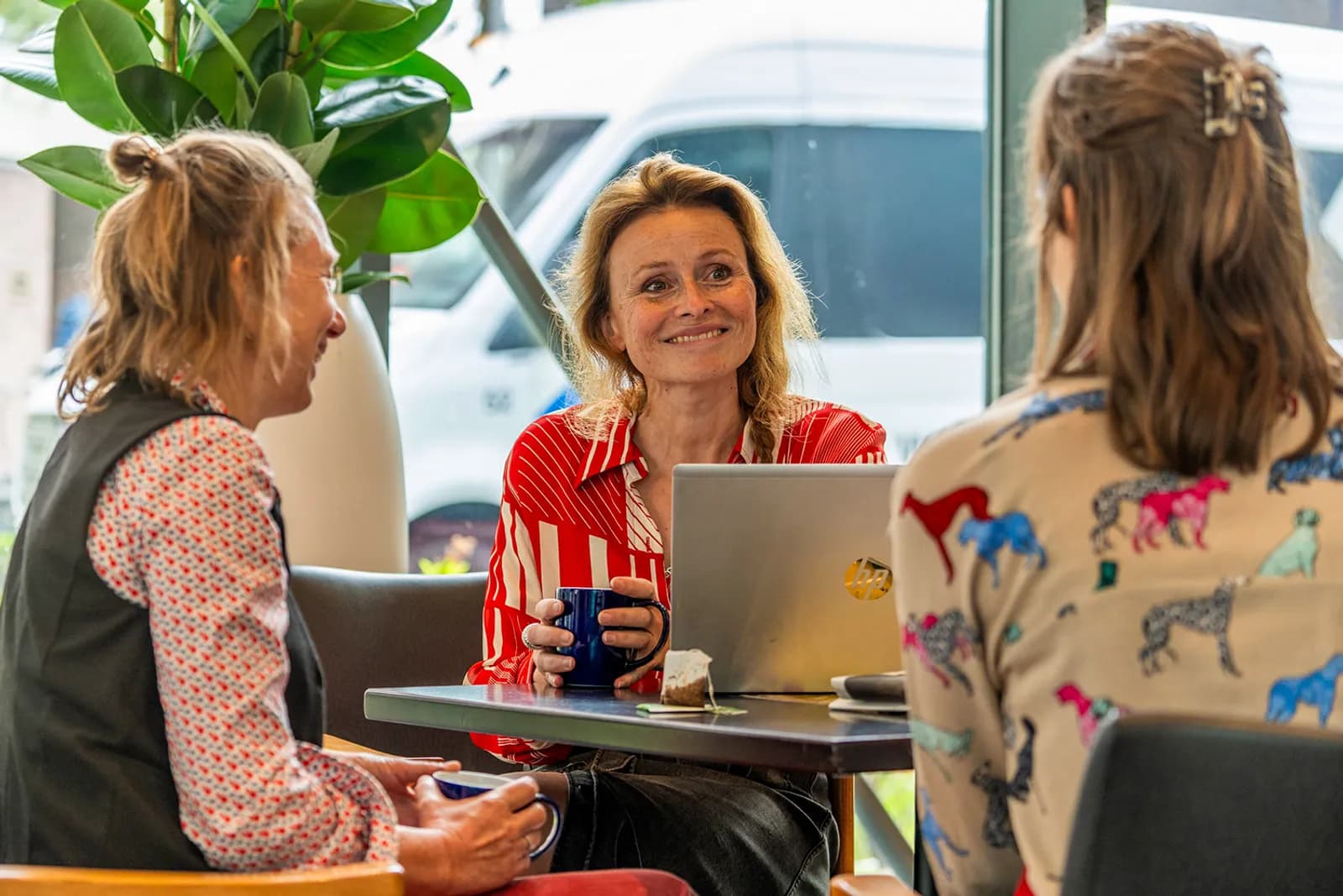 Een medewerker en een oudere