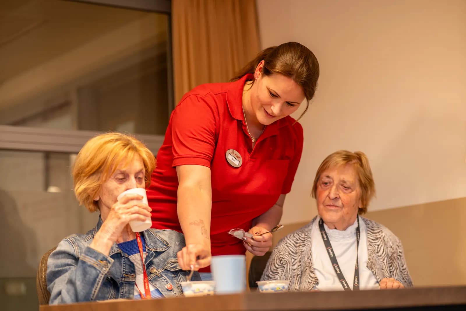 Twee oudere en een zorgmedewerker