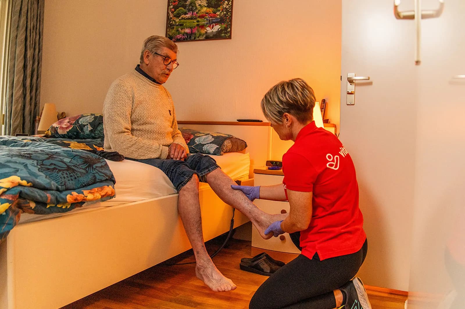 Een zorgmedewerker en een oudere