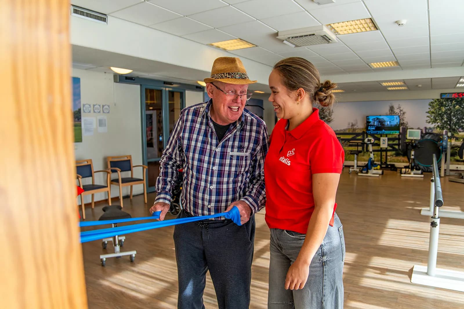 Een medewerker, een oudere aan het sporten