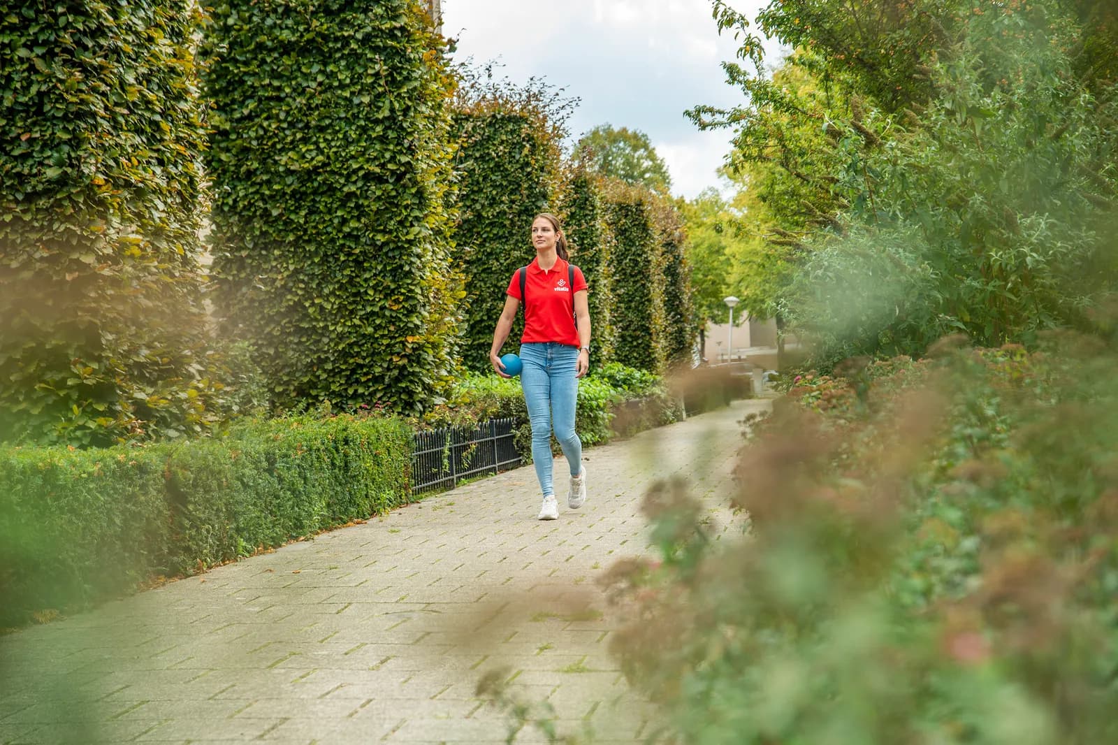 Zorgmedewerker loopt buiten