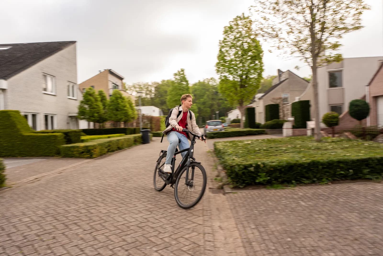 Zorgstudent op de fiets in de wijkzorg