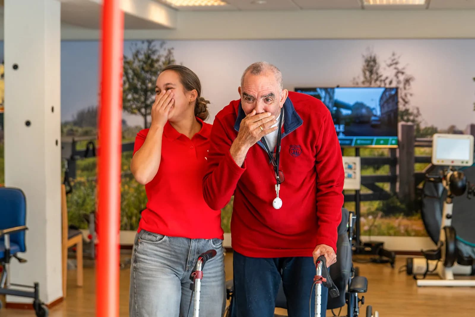 Zorgmedewerker lacht samen met oudere