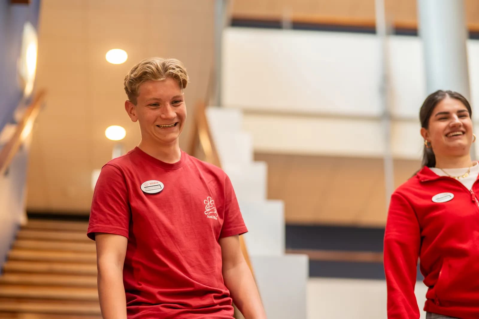 Zorgmedewerker lachend op trap