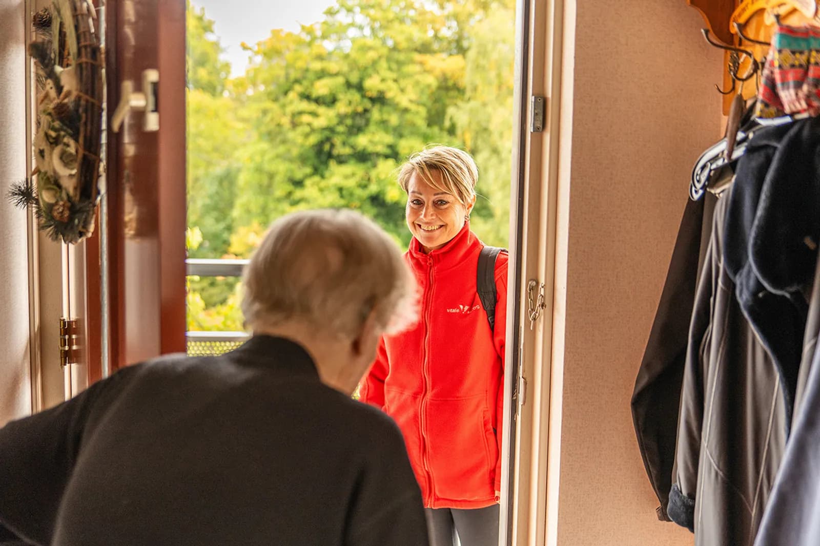 Zorgmedewerker belt aan bij oudere voor thuiszorg