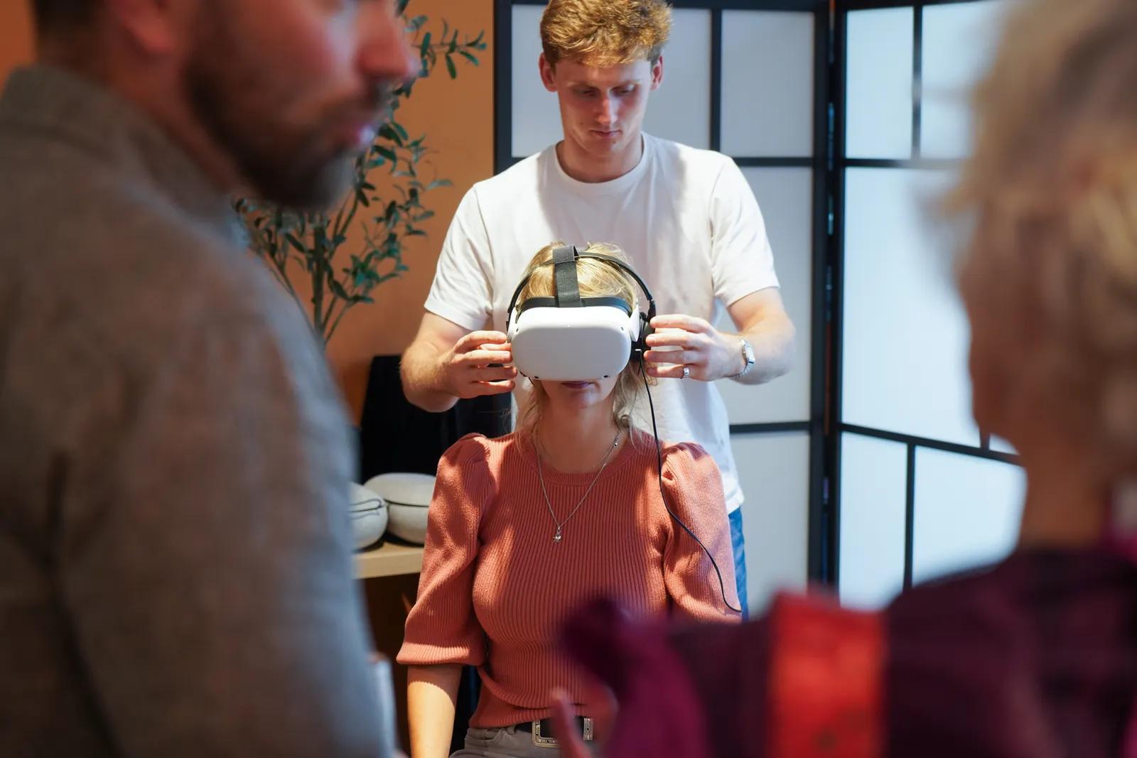 Een medewerker van Vitalis met een VR bril