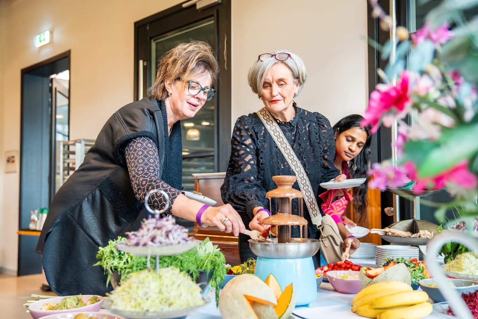 Twee medewerkers op het eten en drinken event