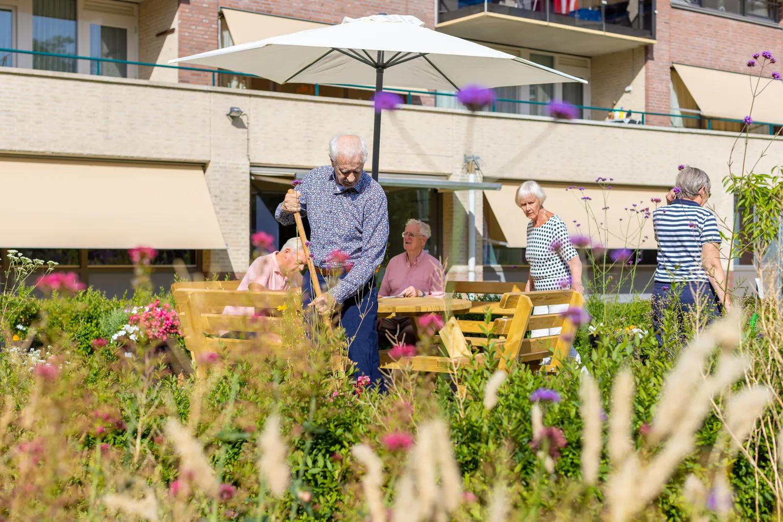 Twee ouderen met een medewerker van Vitalis