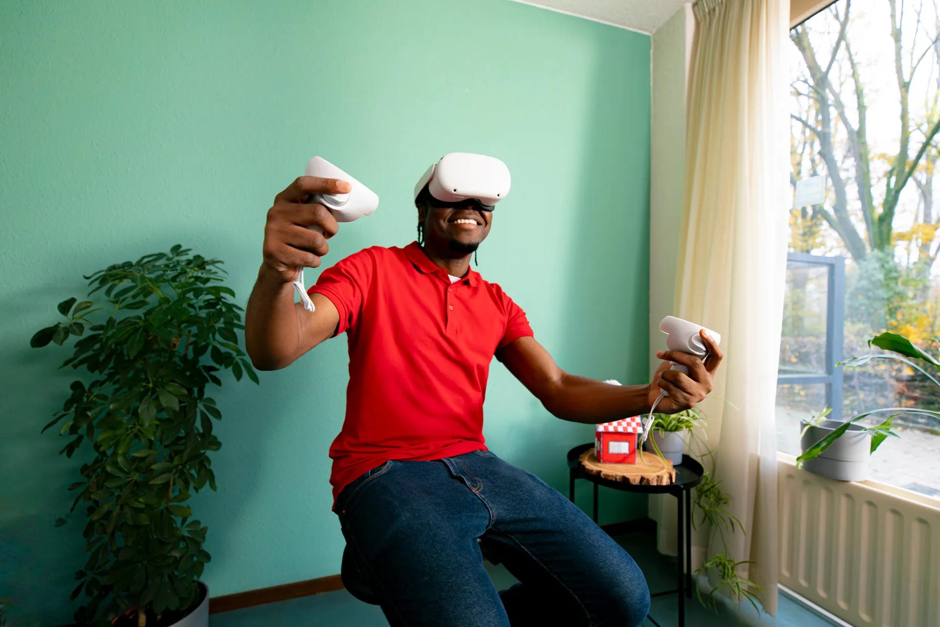 Een medewerker van Vitalis met een VR bril