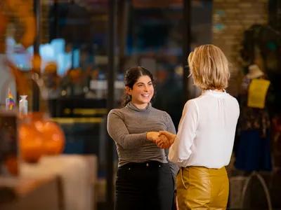 Recruiter ontvangt gast en schut hand