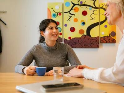 Recruiter ontvangt gast en schut hand