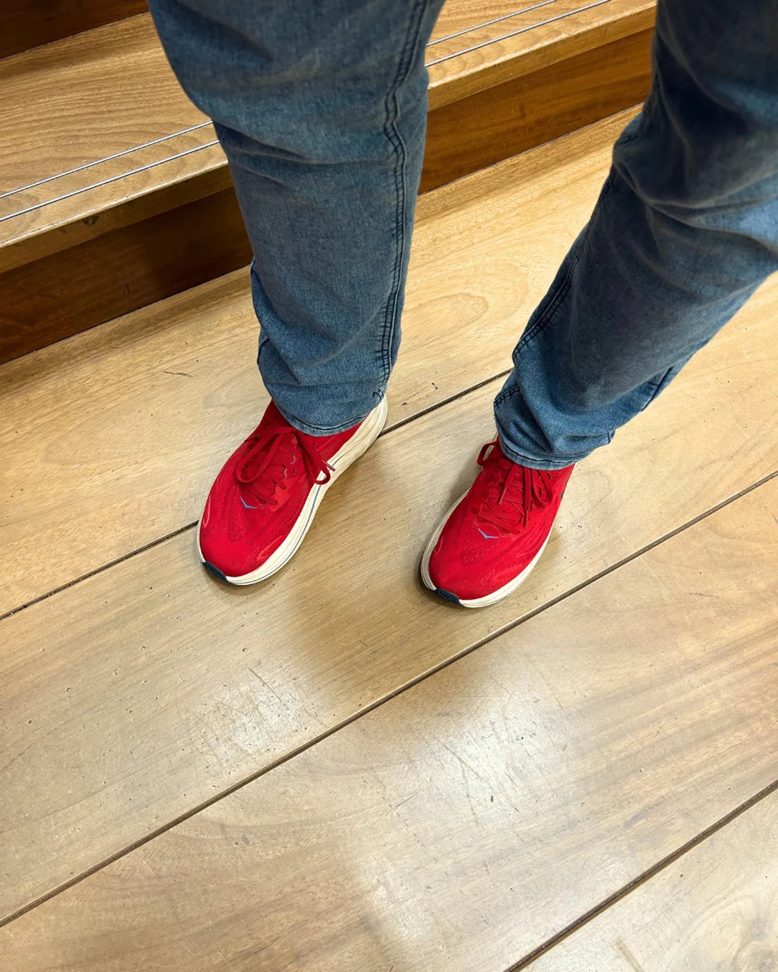Rode schoenen van Marc