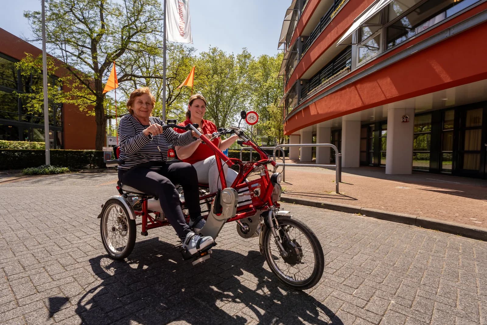 Nika op de duofiets met bewoner