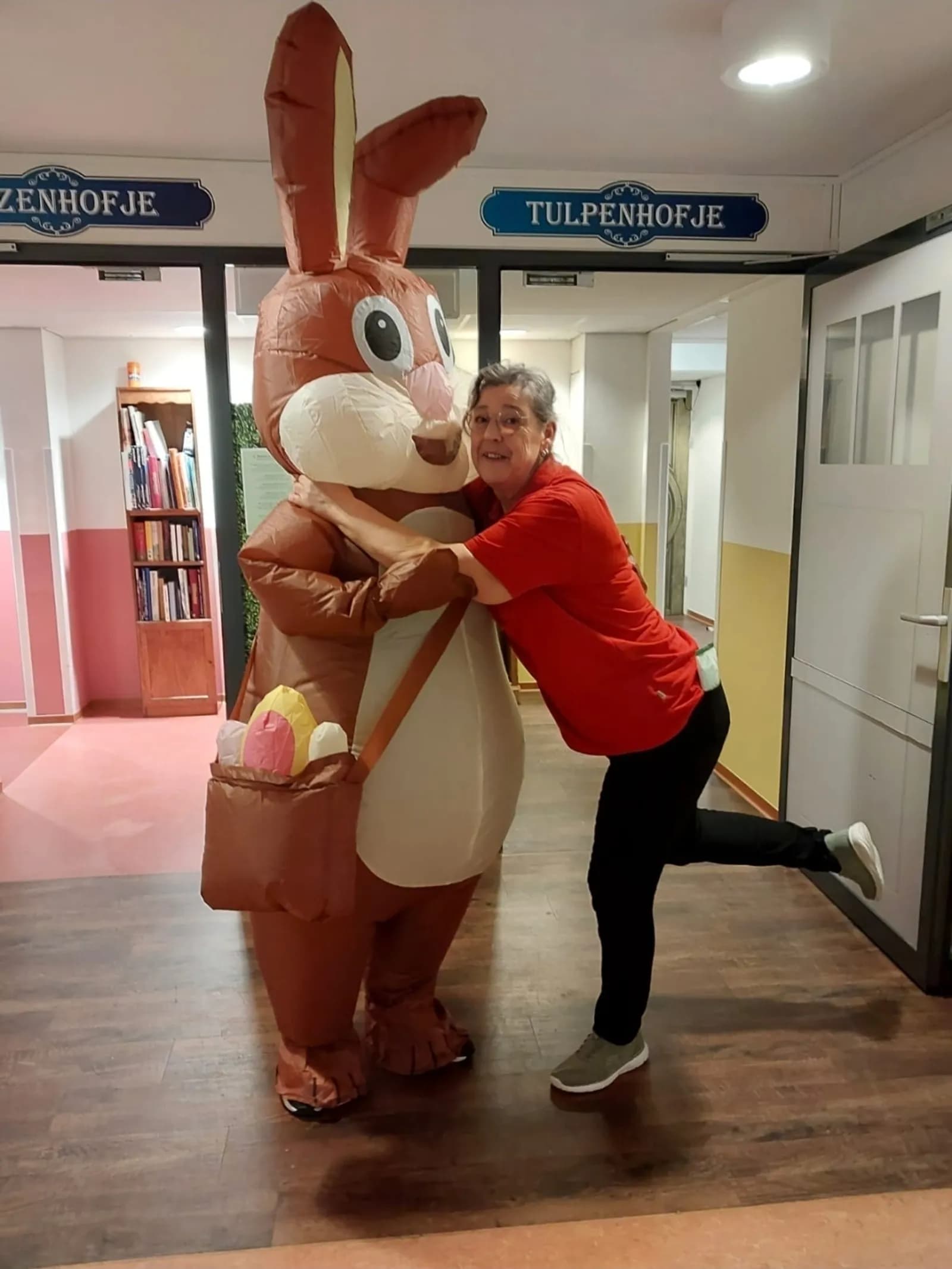 College en een andere collega in een paashaas pak