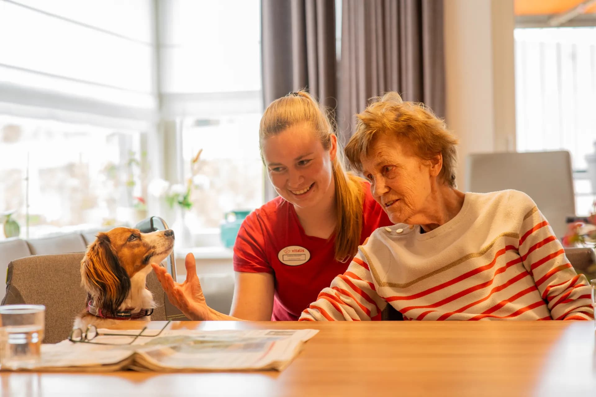 Juliette (medewerker) met een oudere en een hondje
